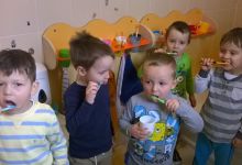 dzieci z grupy Smerfy także znają zasady mycia zębów