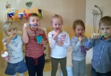dzieci z grupy Zuchy przykładają się do mycia zębów