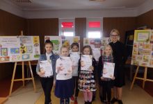 Uczniowie biorący udział w konkursie z PSP w Mniszku