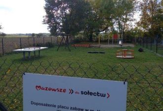 tablica inform. na tle placu zabaw