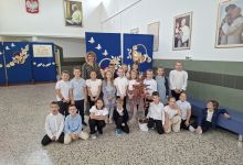 zdjęcie uczniów klasy 2A akcja święto drzewa