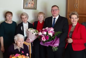 Jubilatka w otoczeniu gości i członków rodziny