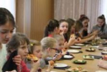 Grupa dzieci degustuje własoręcznie przygotowane danie