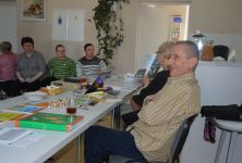 Grupa WTZ Młodocin z uwagą  ogląda różne postaci książki spotkaniu w dniu 23 kwietnia 2015 roku z okazji Dnia Książki