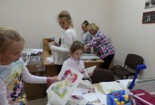 Praca i zaangażowanie dzieci w zajęcia plastyczne