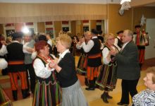 Seniorzy w tańcu z członkami grupy Śpiewaczy Bieniędzice