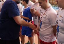 Medale wręcza prezes Czarnych Radom Mariusz Szyszko