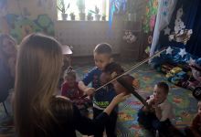 Spotkanie z muzykami  - nauka gry na skrzypcach