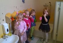 dziewczynki z grupy Smerfy myją ząbki