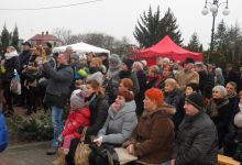 zgromadzona publiczność wysłuchuje słów prowadzących