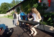 Instrumentalistka z zajęć gry na keyboardzie