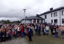 Zgromadzeni mieszkańcy na uroczystości otwarcia Przedszkola w Wolanowie