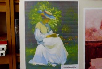 Czytająca kobieta w ogrodzie