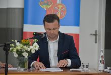 Przewodniczący Rady Gminy Wolanów Jacek Murawski prowadzi obrady