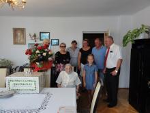 Jubilatka z przedstawiicielami gminy i rodziną