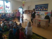 Spotkanie z panią bibliotekarką w przedszkolu